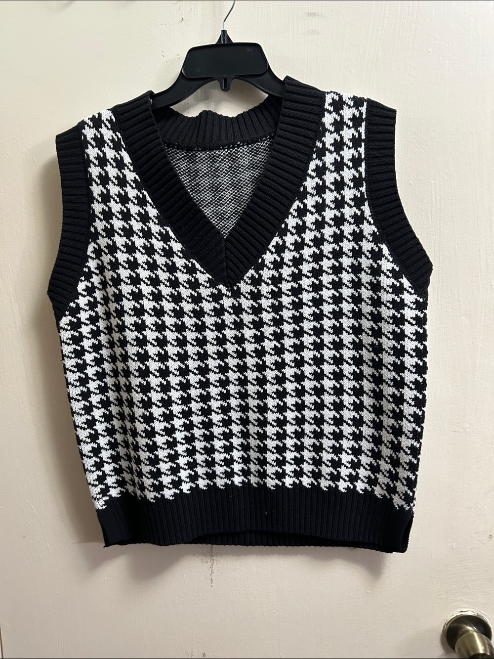 Classic Houndstooth V-Neck Sweater Vest - Black & White